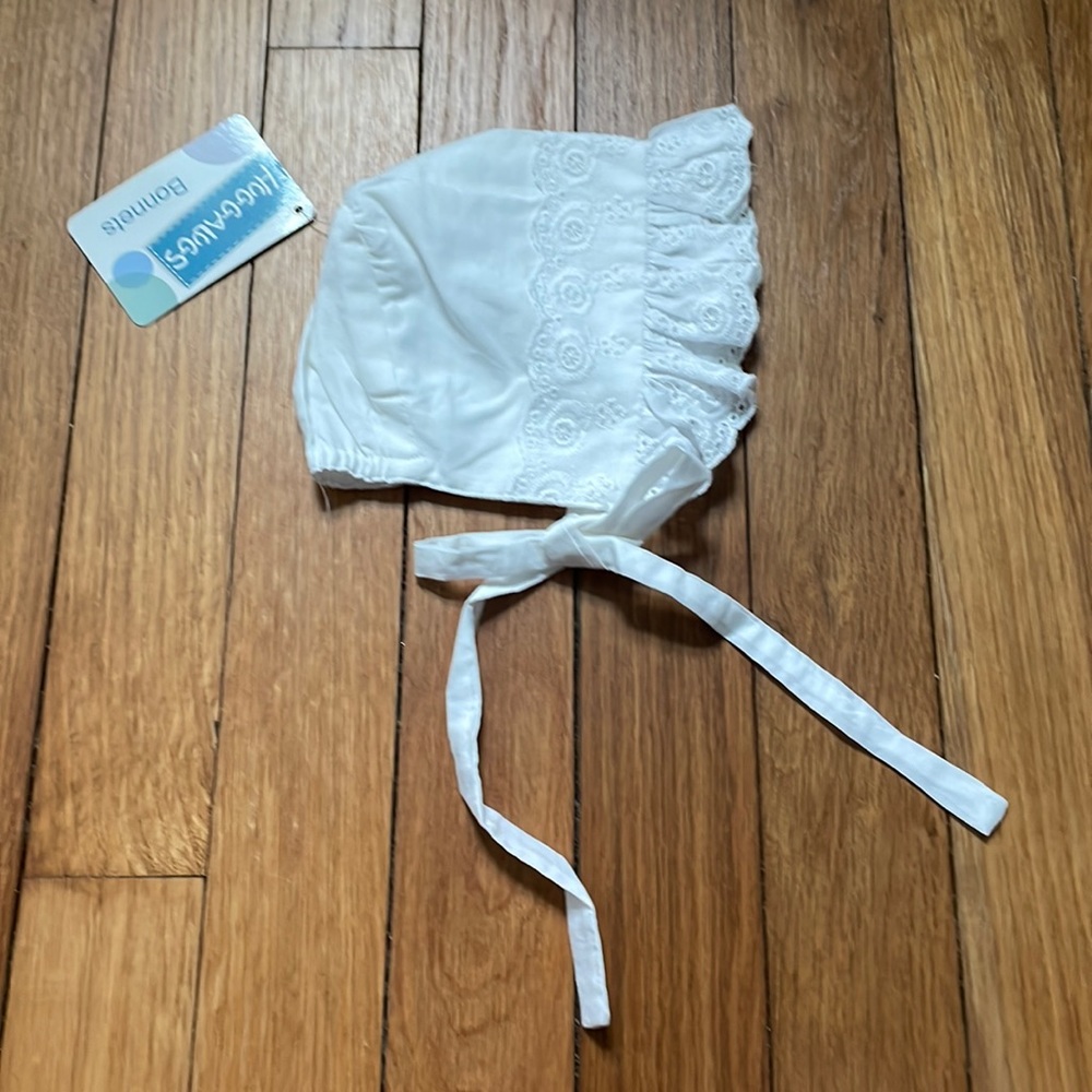 White eyelet lace baby bonnet 3-6 months NWT